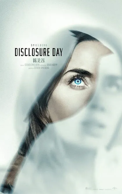 Un poster cinematografico minimalista nei toni del bianco, nero e azzurro presenta il titolo "DISCLOSURE DAY" con la dat