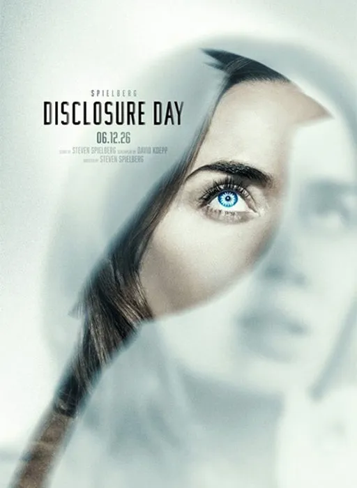 Un poster cinematografico minimalista nei toni del bianco, nero e azzurro presenta il titolo "DISCLOSURE DAY" con la dat