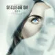 Un poster cinematografico minimalista nei toni del bianco, nero e azzurro presenta il titolo "DISCLOSURE DAY" con la dat
