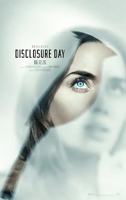 Un poster cinematografico minimalista nei toni del bianco, nero e azzurro presenta il titolo "DISCLOSURE DAY" con la dat